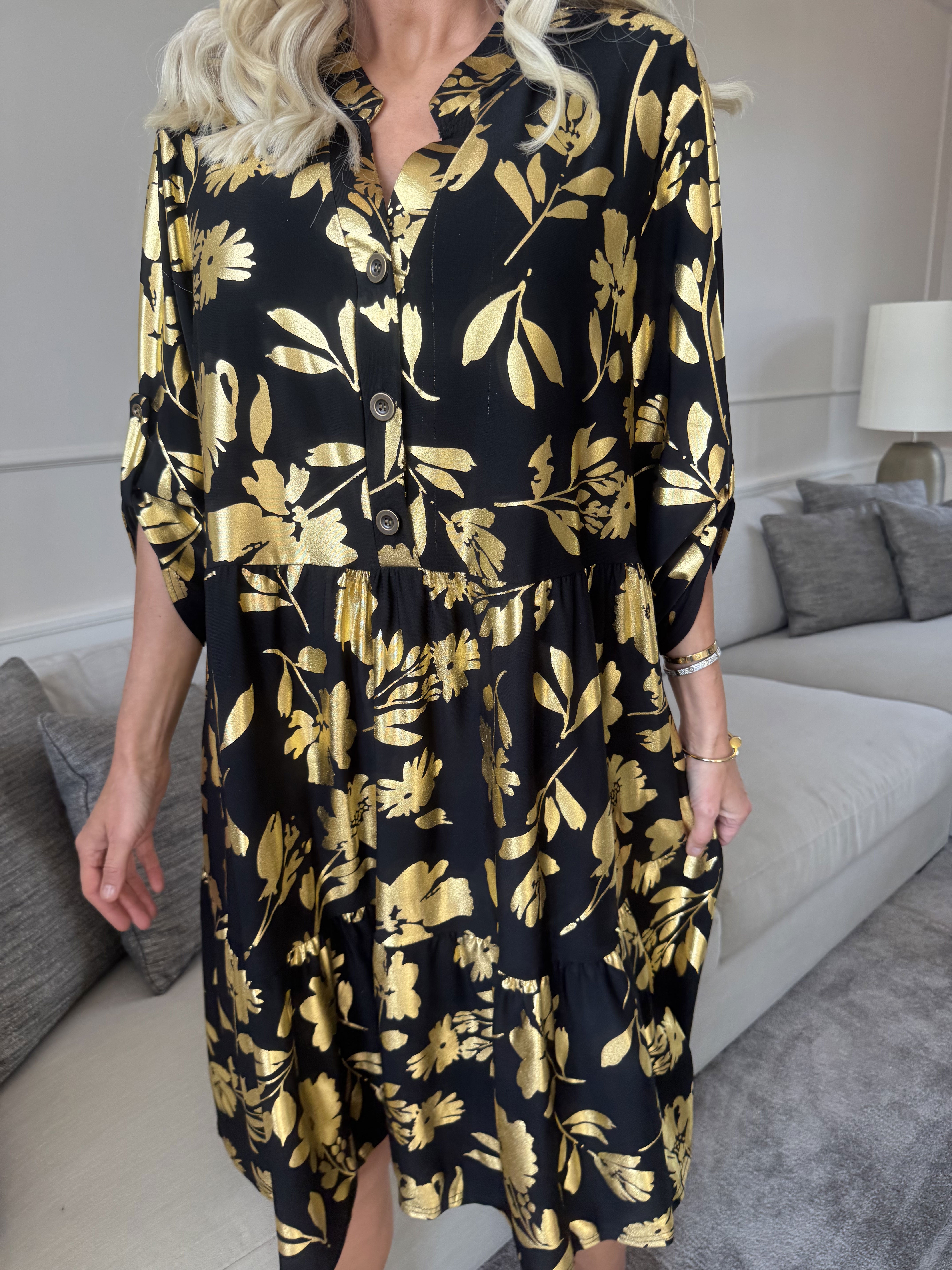 Milano Gold Flower Midi - Kjole med guld blade og lag på lag look